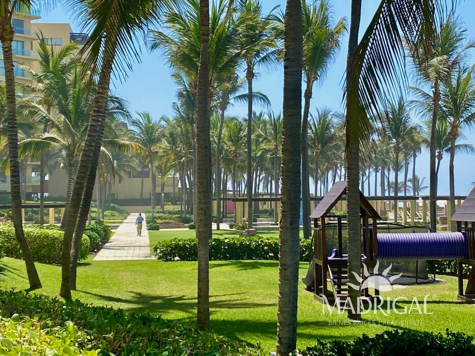 El Palmar Tres Vidas | Amplio departamento en venta frente a playa con amplia terraza