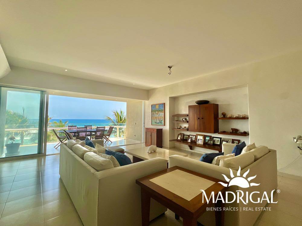 Departamento en venta en Playamar Diamante de cuatro recámaras frente al mar en Playa Diamante
