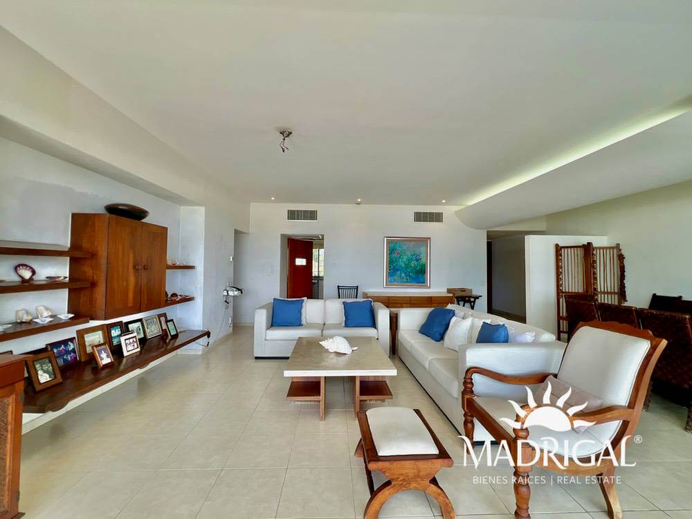 Departamento en venta en Playamar Diamante de cuatro recámaras frente al mar en Playa Diamante