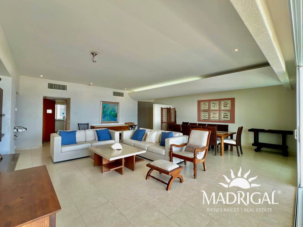 Departamento en venta en Playamar Diamante de cuatro recámaras frente al mar en Playa Diamante