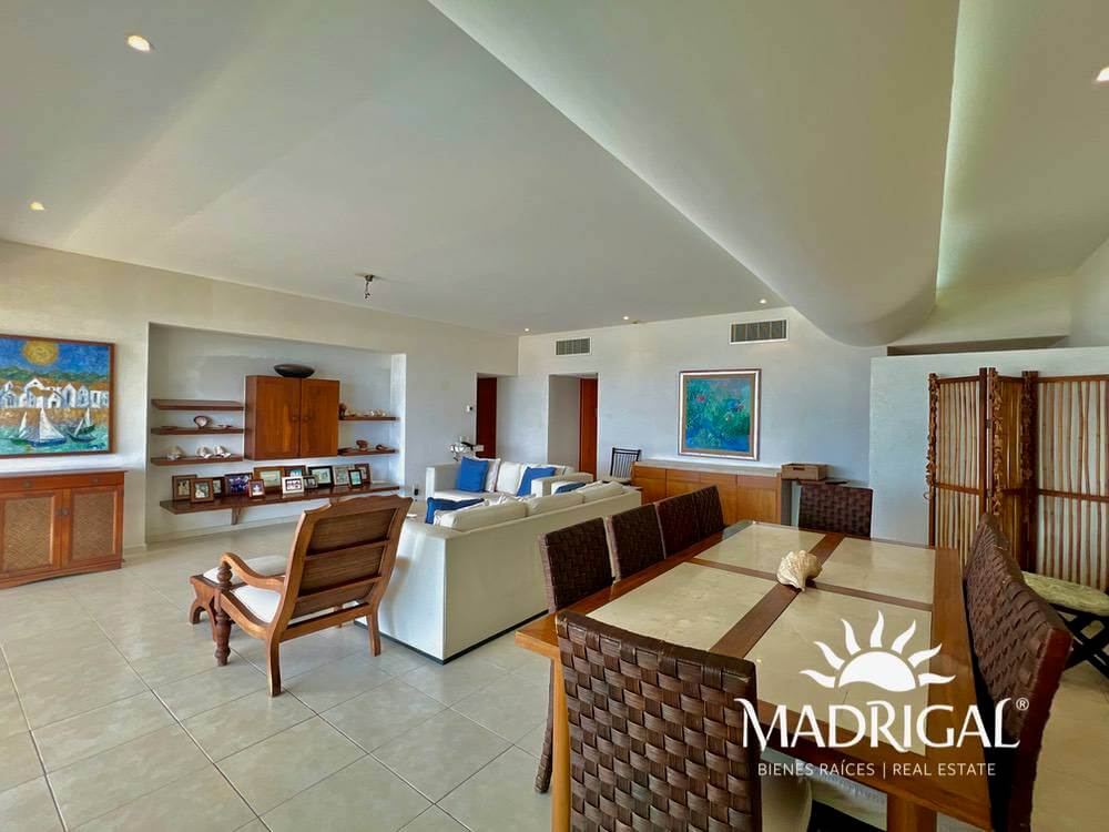 Departamento en venta en Playamar Diamante de cuatro recámaras frente al mar en Playa Diamante