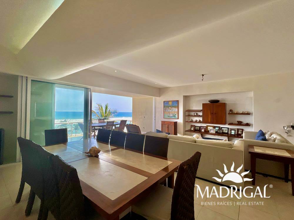 Departamento en venta en Playamar Diamante de cuatro recámaras frente al mar en Playa Diamante