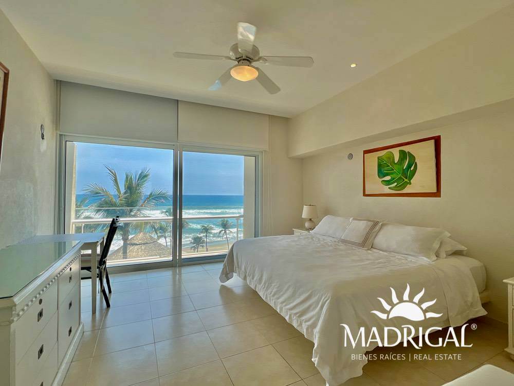 Departamento en venta en Playamar Diamante de cuatro recámaras frente al mar en Playa Diamante