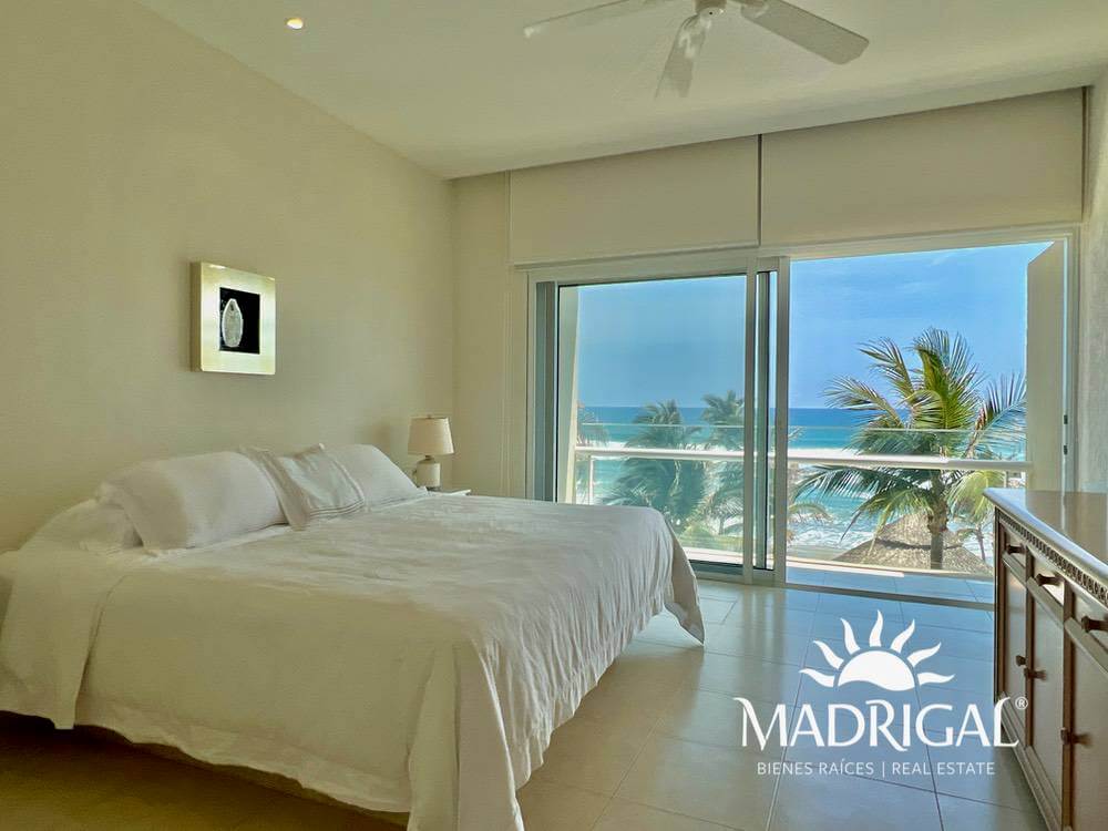 Departamento en venta en Playamar Diamante de cuatro recámaras frente al mar en Playa Diamante