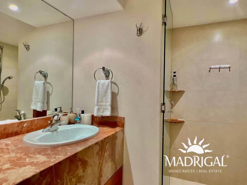 Departamento en venta en Playamar Diamante de cuatro recámaras frente al mar en Playa Diamante