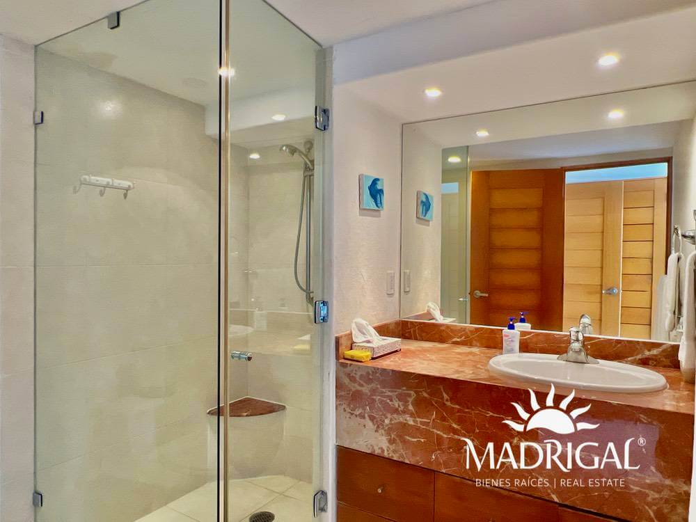 Departamento en venta en Playamar Diamante de cuatro recámaras frente al mar en Playa Diamante