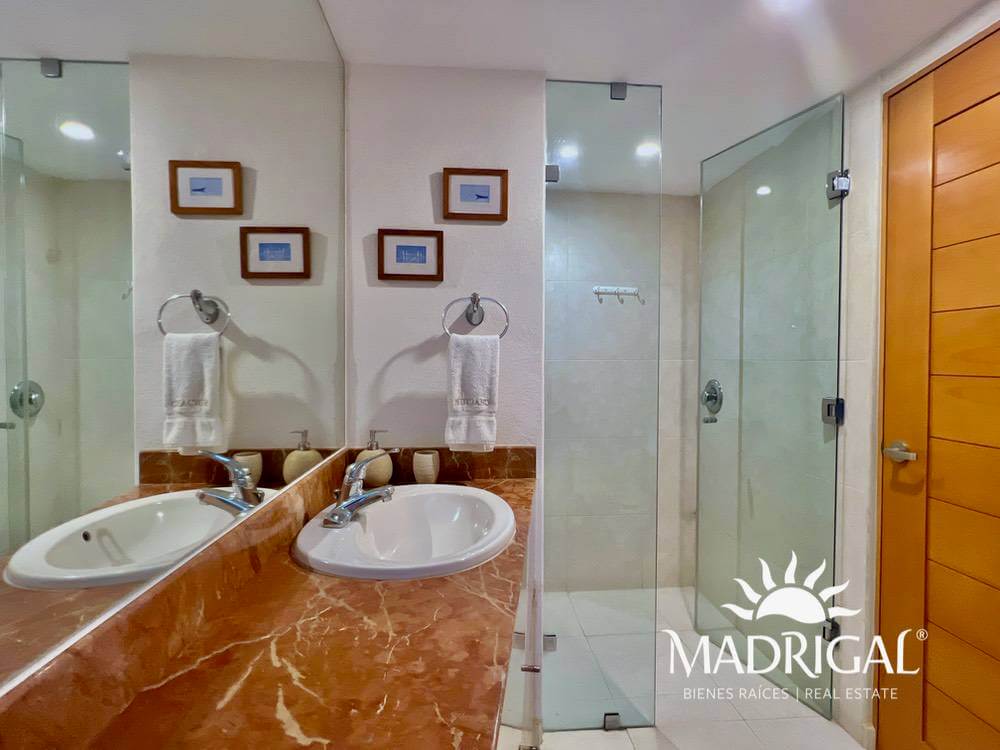Departamento en venta en Playamar Diamante de cuatro recámaras frente al mar en Playa Diamante