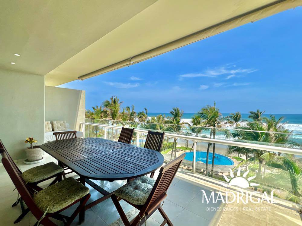 Departamento en venta en Playamar Diamante de cuatro recámaras frente al mar en Playa Diamante