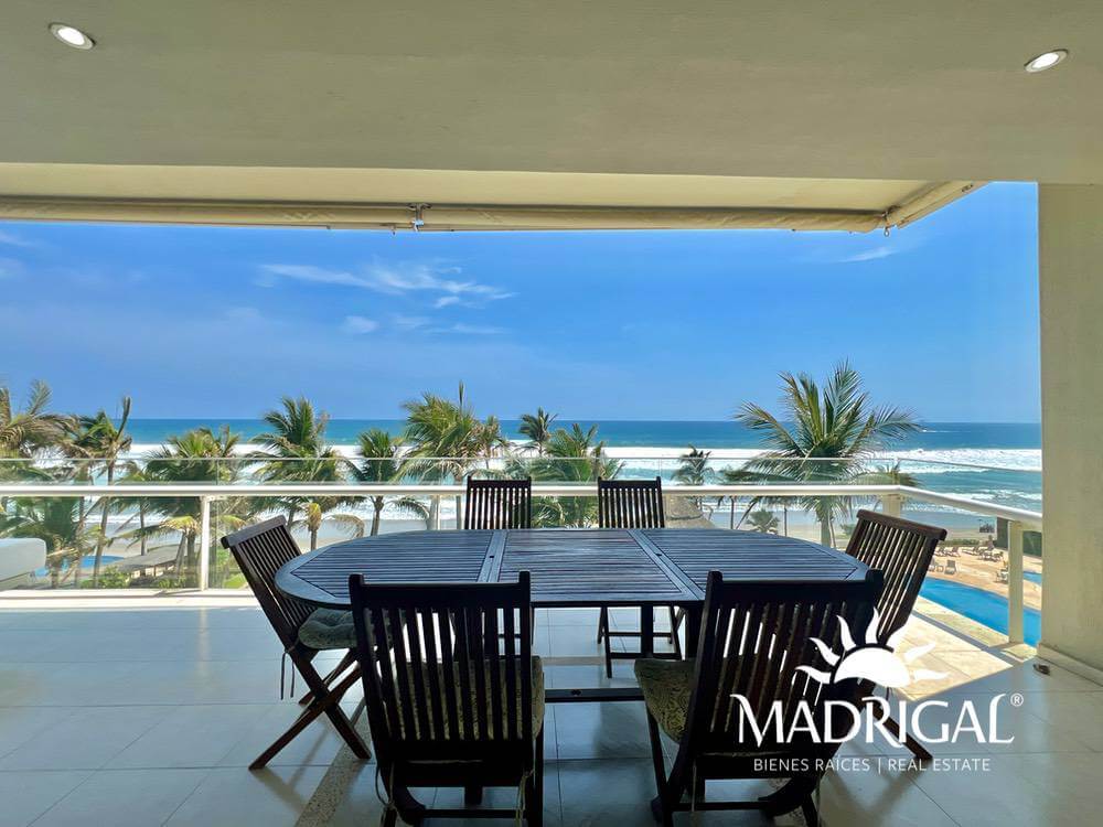 Departamento en venta en Playamar Diamante de cuatro recámaras frente al mar en Playa Diamante