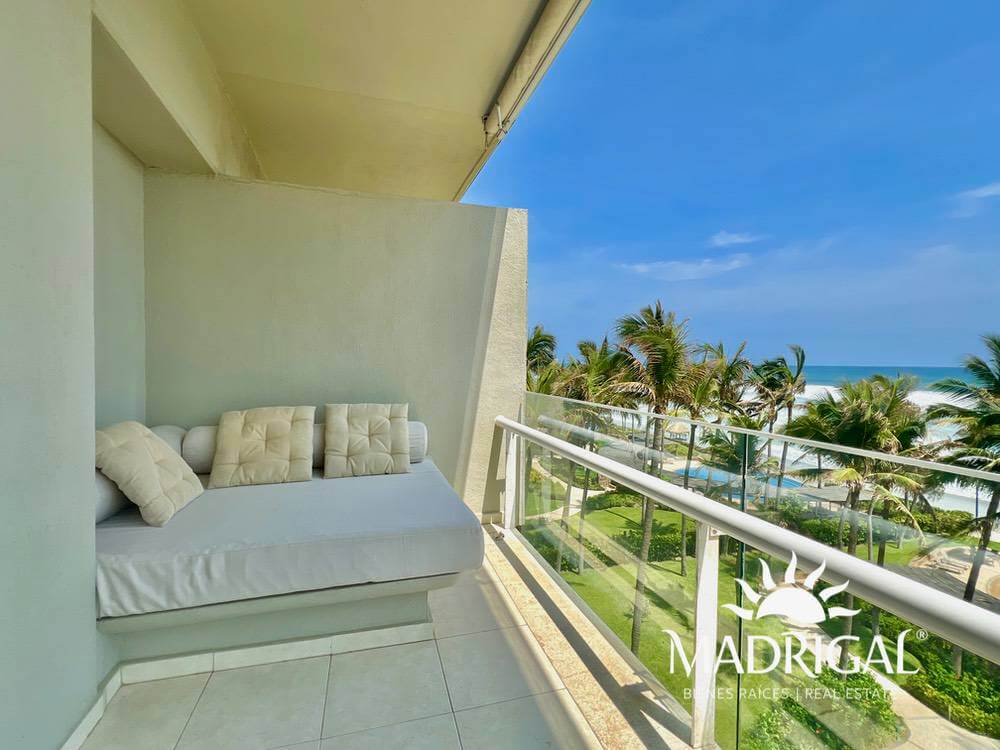 Departamento en venta en Playamar Diamante de cuatro recámaras frente al mar en Playa Diamante