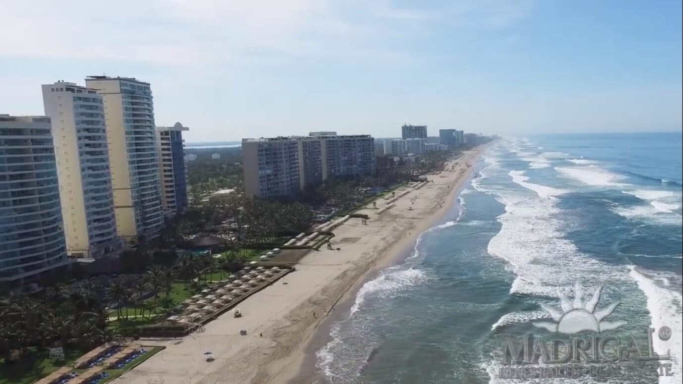 Departamento en venta en Playamar Diamante de cuatro recámaras frente al mar en Playa Diamante