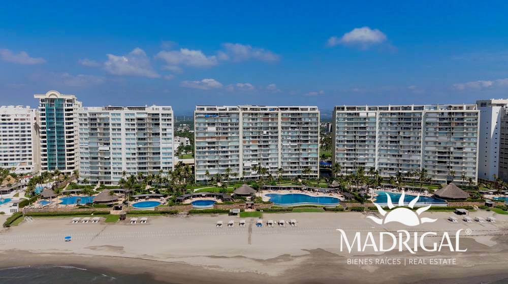 Departamento en venta en Playamar Diamante de cuatro recámaras frente al mar en Playa Diamante