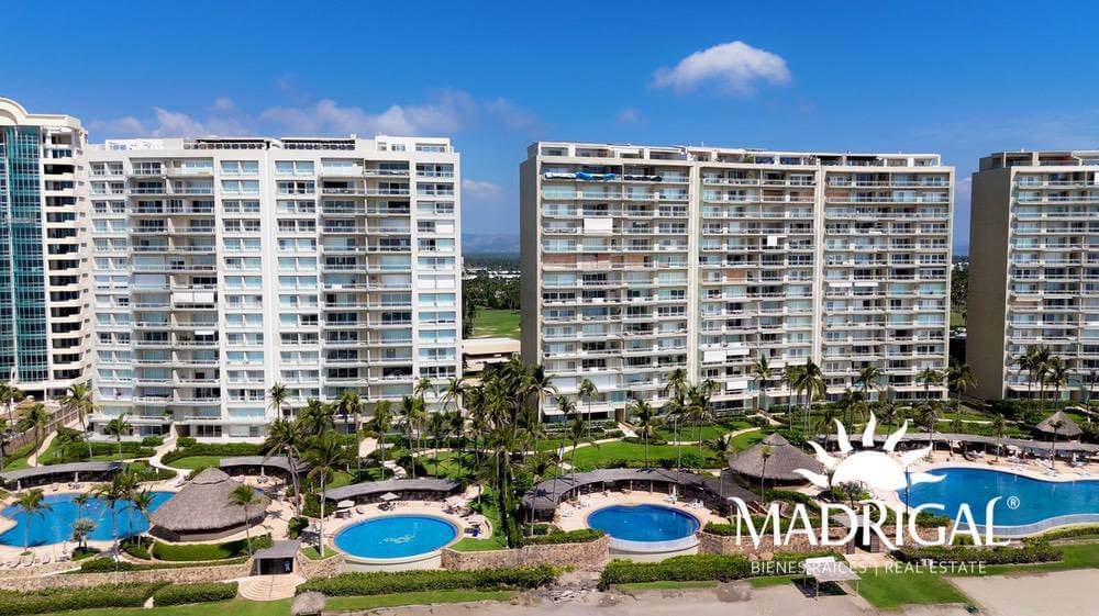Departamento en venta en Playamar Diamante de cuatro recámaras frente al mar en Playa Diamante