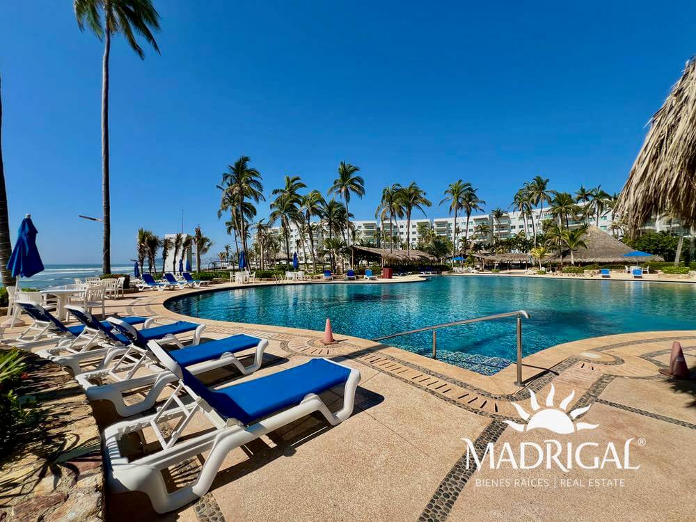 Club Playamar 1| Departamento en venta de cuatro recámaras frente al mar
