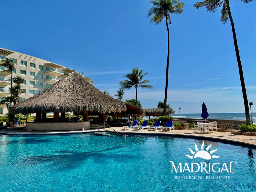 Club Playamar 1| Departamento en venta de cuatro recámaras frente al mar