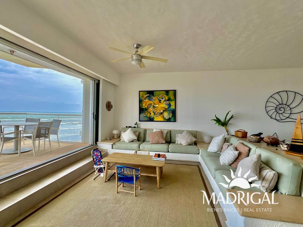 Club Playamar 1| Departamento en venta de cuatro recámaras frente al mar