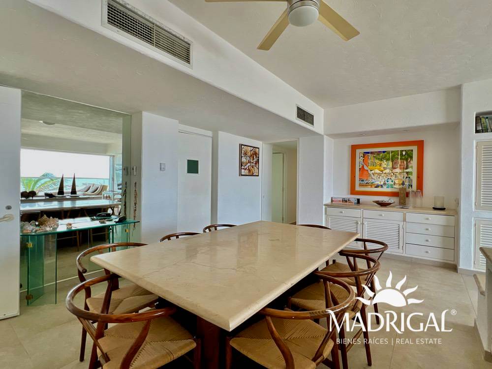 Club Playamar 1| Departamento en venta de cuatro recámaras frente al mar