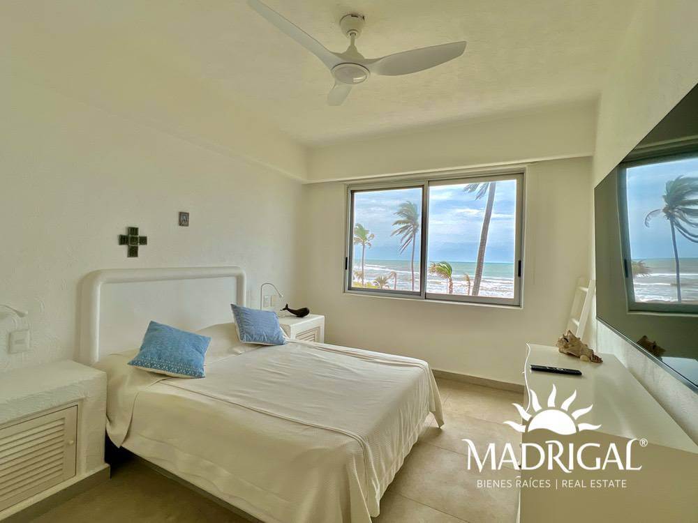 Club Playamar 1| Departamento en venta de cuatro recámaras frente al mar