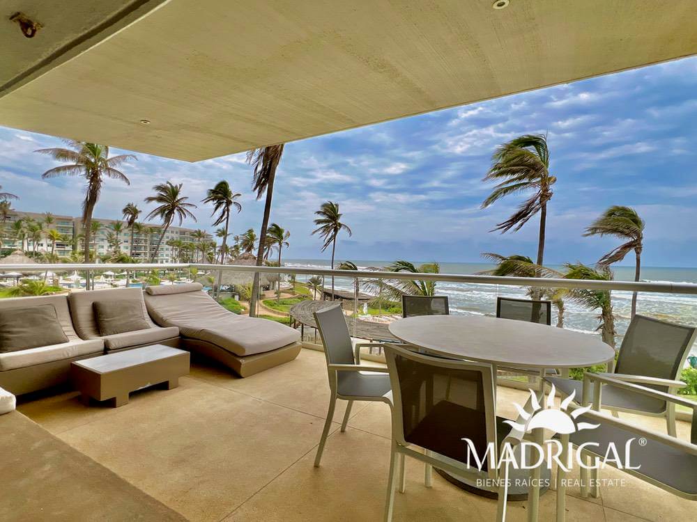 Club Playamar 1| Departamento en venta de cuatro recámaras frente al mar