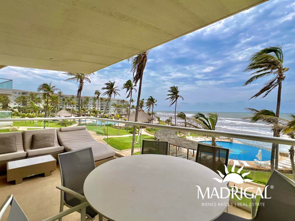 Club Playamar 1| Departamento en venta de cuatro recámaras frente al mar