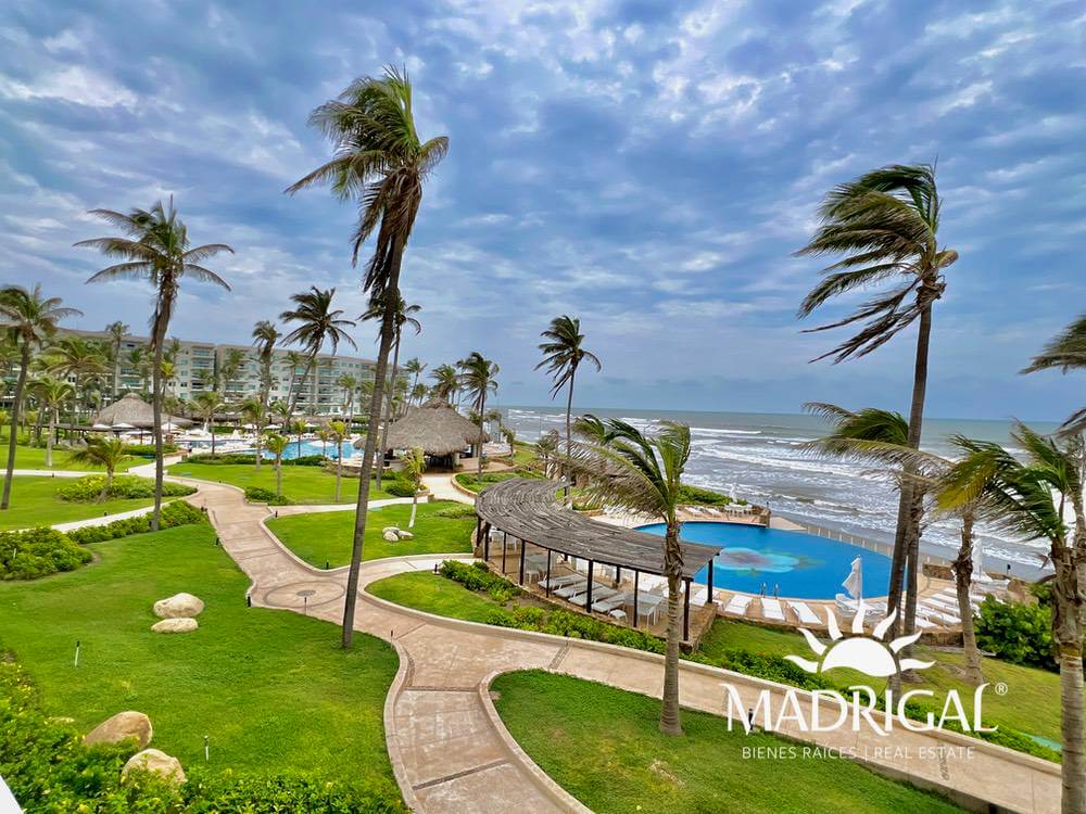 Club Playamar 1| Departamento en venta de cuatro recámaras frente al mar