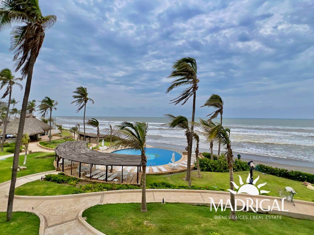 Club Playamar 1| Departamento en venta de cuatro recámaras frente al mar