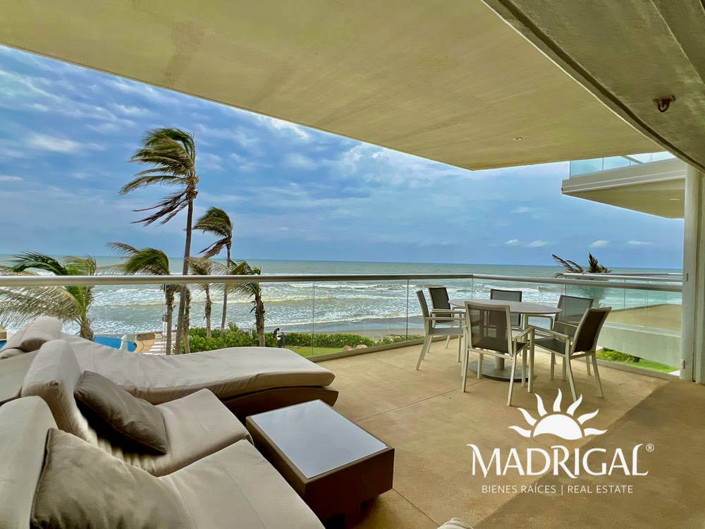 Club Playamar 1| Departamento en venta de cuatro recámaras frente al mar