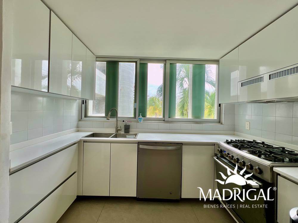 Club Playamar 1| Departamento en venta de cuatro recámaras frente al mar