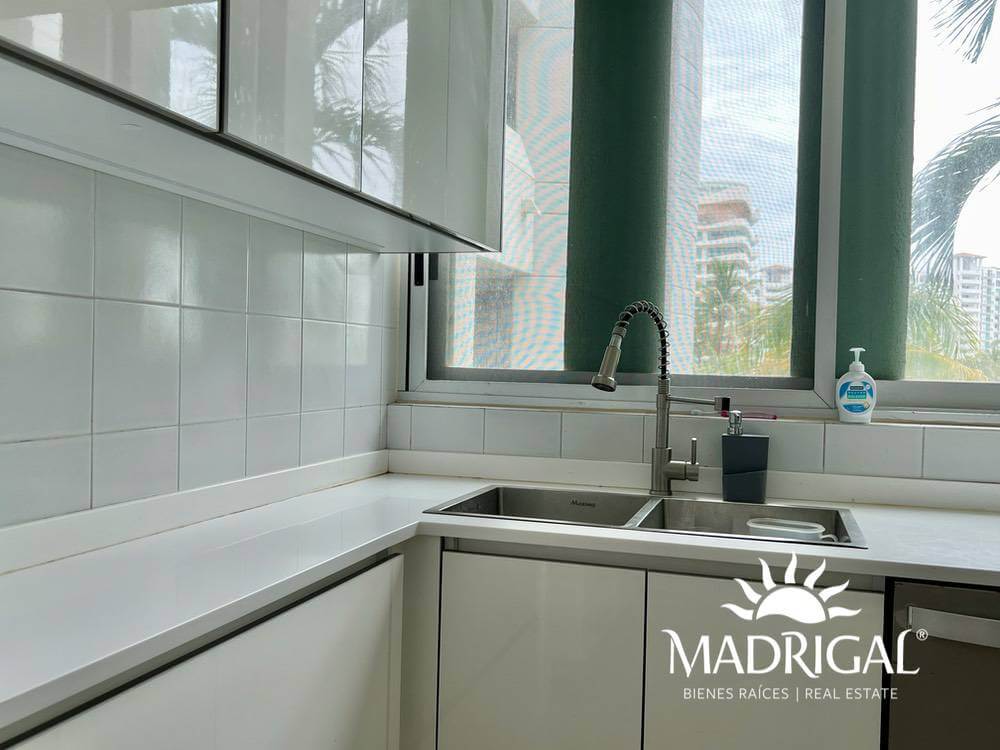 Club Playamar 1| Departamento en venta de cuatro recámaras frente al mar