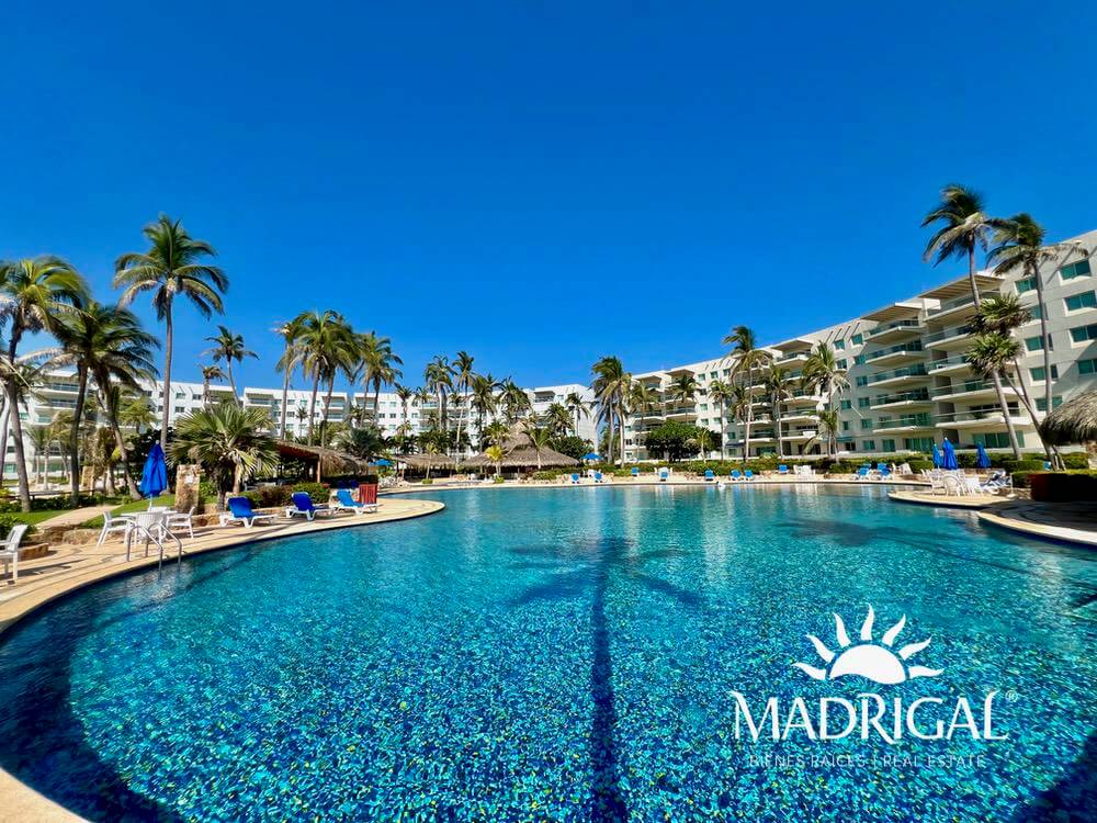Club Playamar 1| Departamento en venta de cuatro recámaras frente al mar