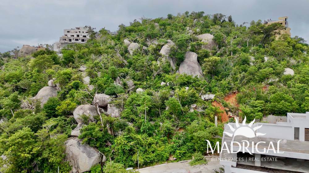Terreno en venta en el Fraccionamiento Brisas Marques de 1410 m2 en Acapulco con vista a Playa Diamante