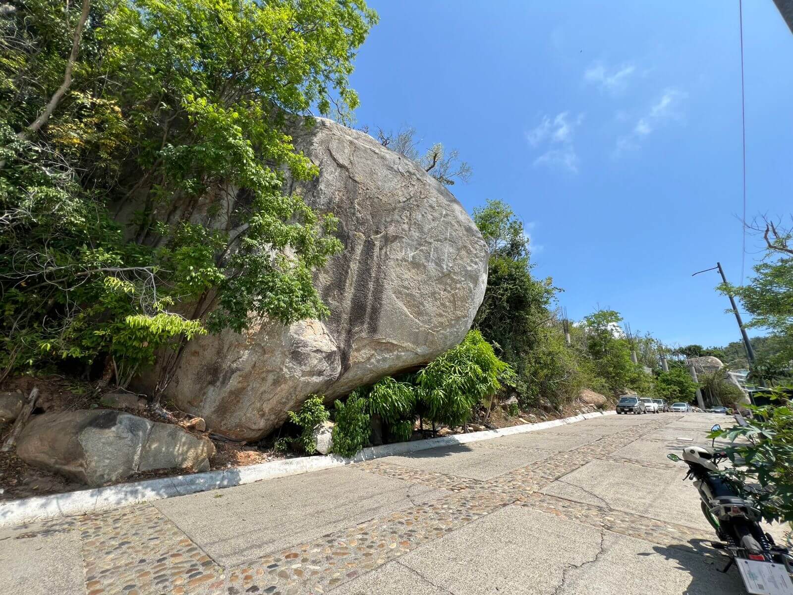 Terreno en venta en el Fraccionamiento Brisas Marques de 1410 m2 en Acapulco con vista a Playa Diamante
