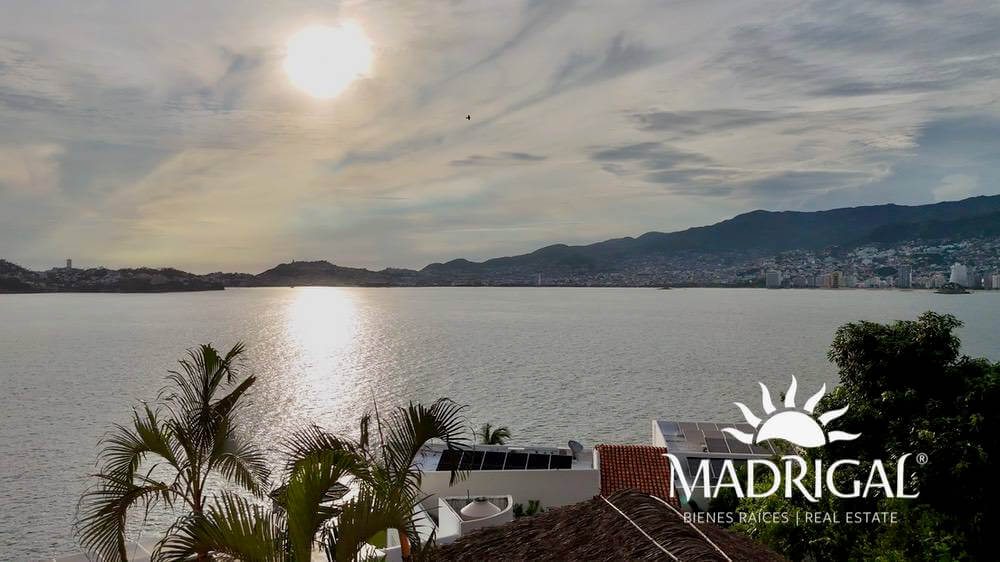 Exclusiva casa en venta en Marina Brisas con un terreno adicional de 1000 m2 con proyecto