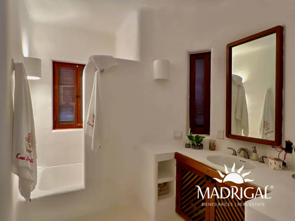 Exclusiva casa en venta en Marina Brisas con un terreno adicional de 1000 m2 con proyecto