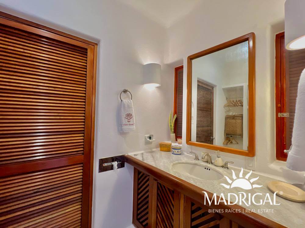 Exclusiva casa en venta en Marina Brisas con un terreno adicional de 1000 m2 con proyecto