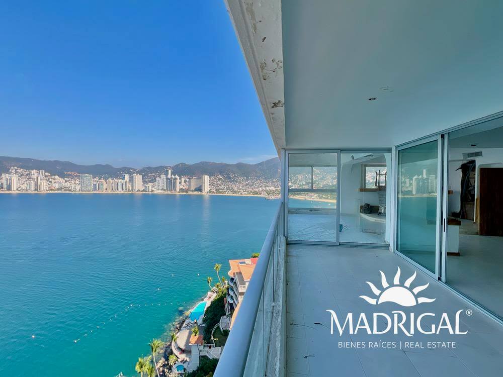 Brisamar – Oceanfront Penthouse for Renovation with Private Pier