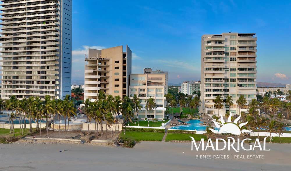 Albatros, departamento en venta de tres recamaras frente a playa