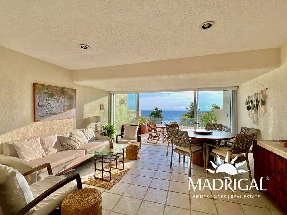 Albatros, departamento en venta de tres recamaras frente a playa