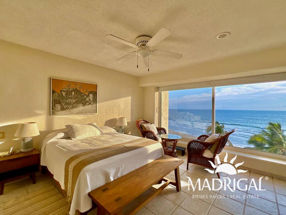 Albatros, departamento en venta de tres recamaras frente a playa