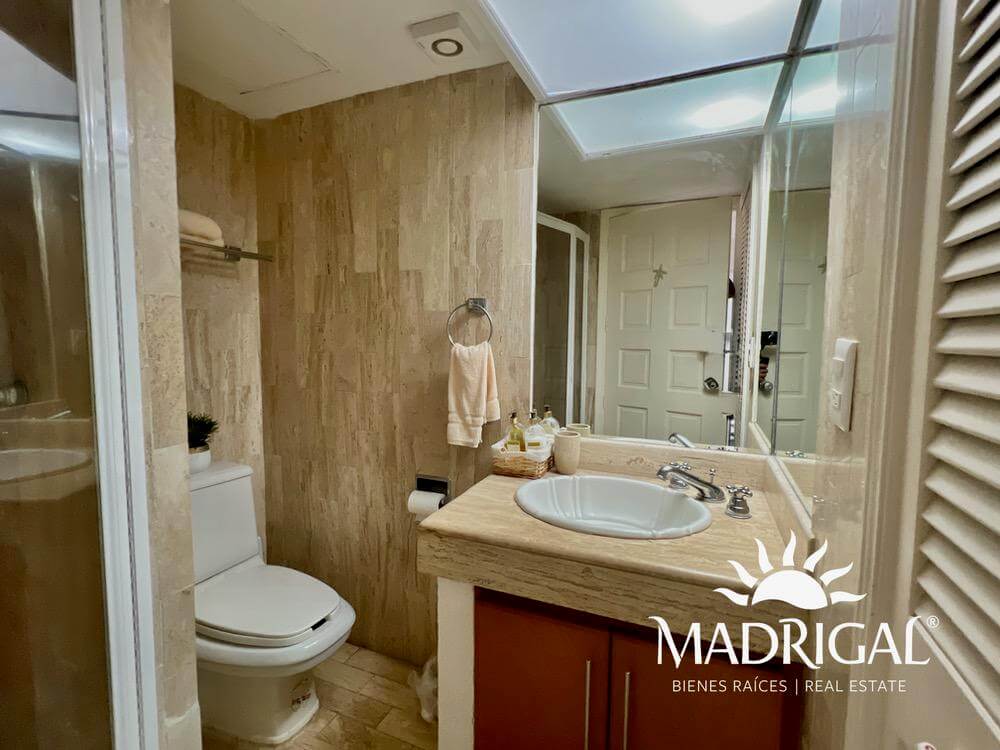 Albatros, departamento en venta de tres recamaras frente a playa