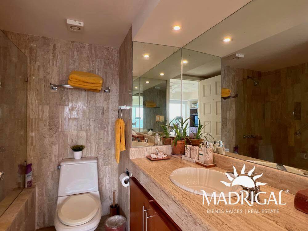 Albatros, departamento en venta de tres recamaras frente a playa