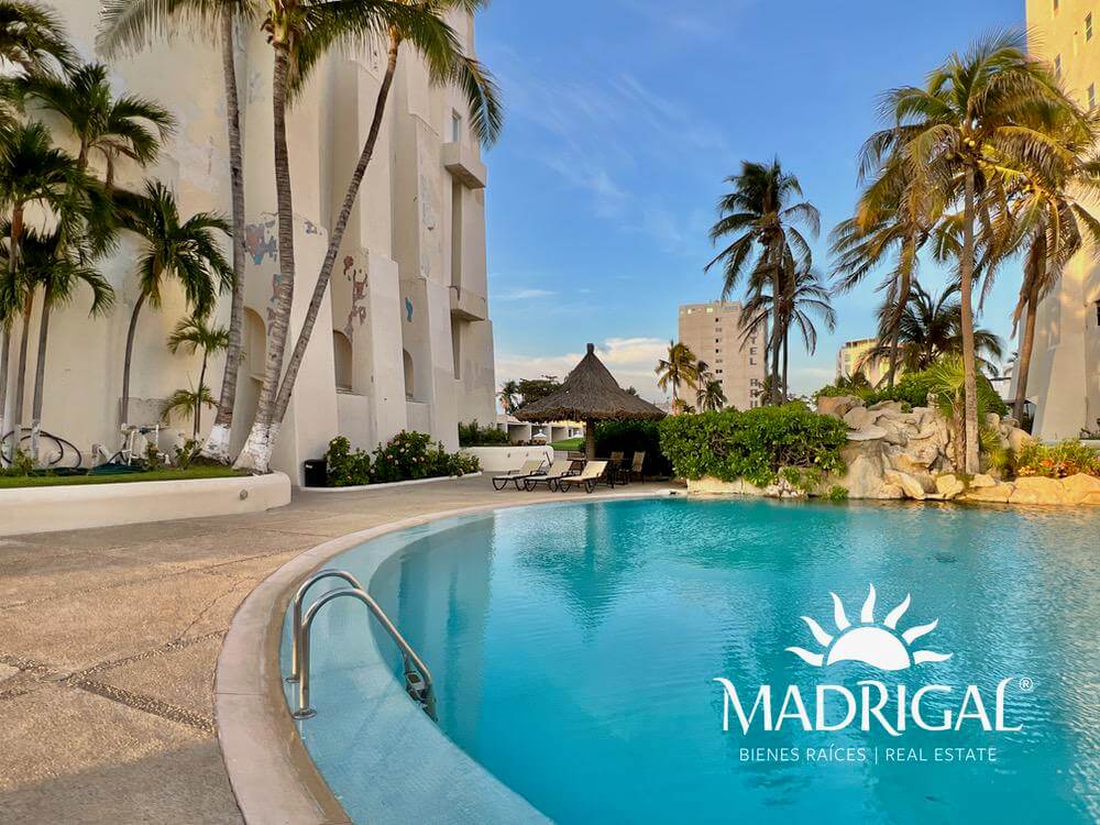 Albatros, departamento en venta de tres recamaras frente a playa