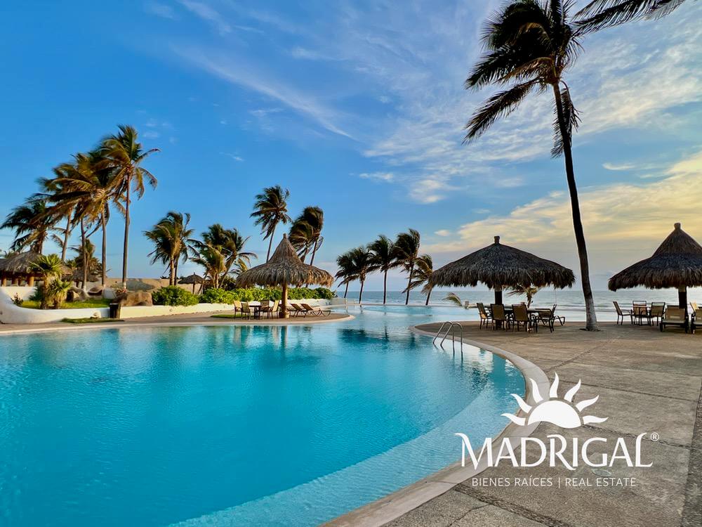 Albatros, departamento en venta de tres recamaras frente a playa