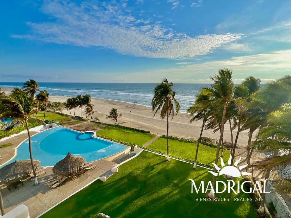 Albatros, departamento en venta de tres recamaras frente a playa