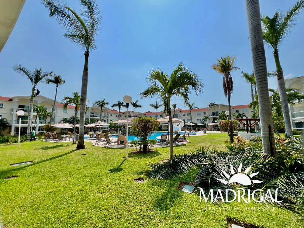 Diamante Lakes, departamento en nivel jardín de dos recamaras con acceso a la alberca