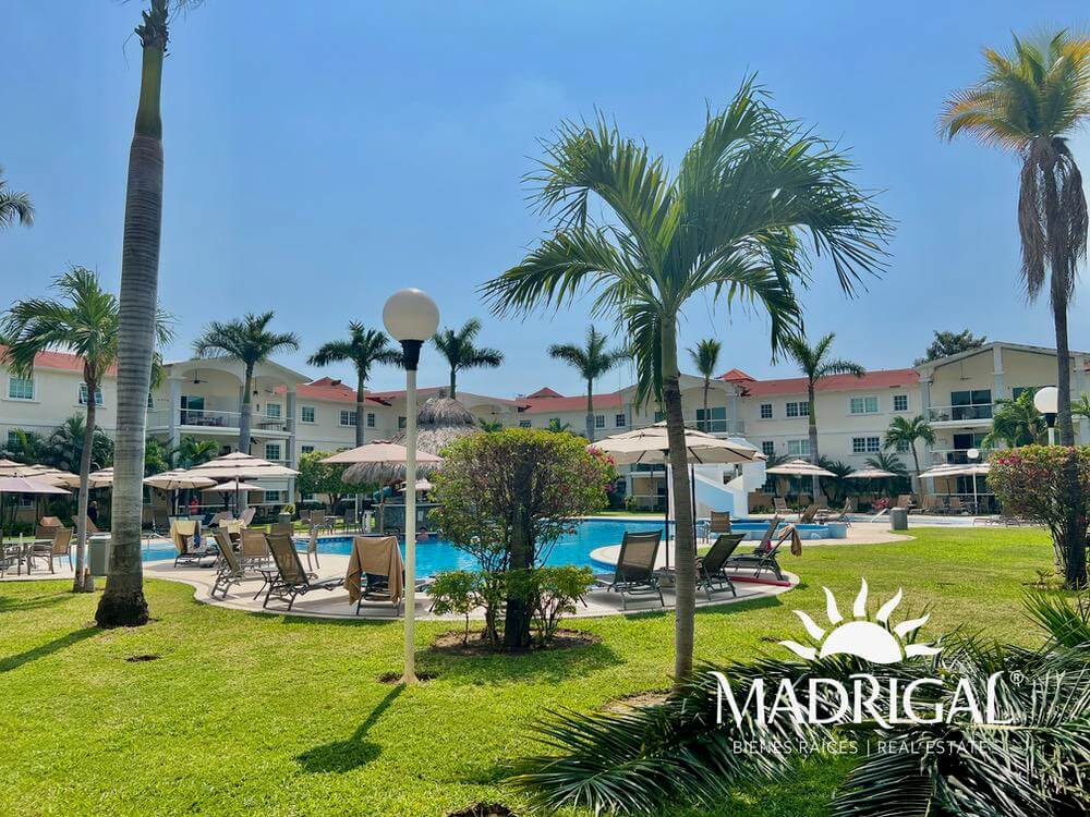 Diamante Lakes, departamento en nivel jardín de dos recamaras con acceso a la alberca