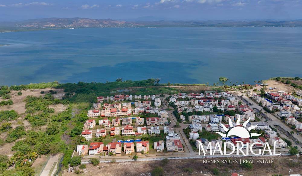 Marina Diamante, Villa en venta en esquina con amplio jardín, junto a la laguna de Tres Palos