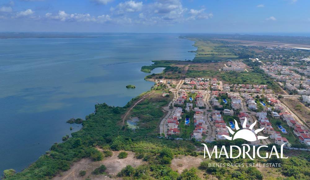 Marina Diamante, Villa en venta en esquina con amplio jardín, junto a la laguna de Tres Palos