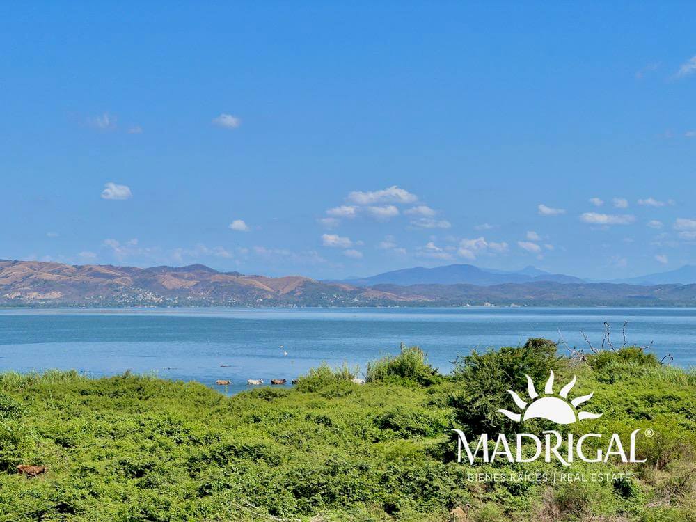 Marina Diamante, Villa en venta en esquina con amplio jardín, junto a la laguna de Tres Palos