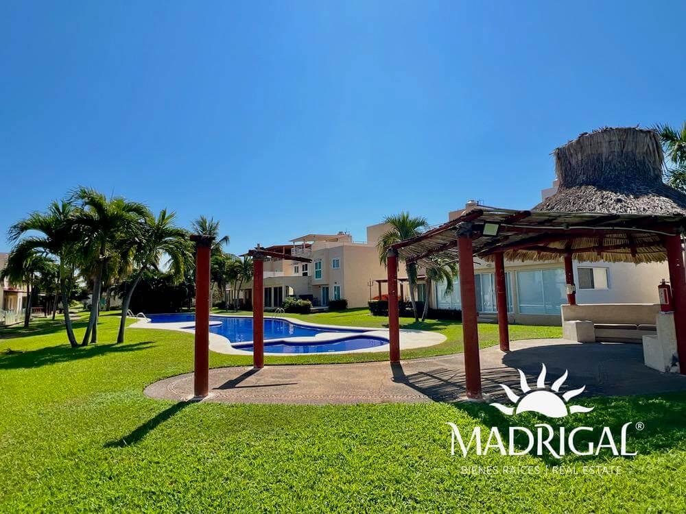 Marina Diamante, Villa en venta en esquina con amplio jardín, junto a la laguna de Tres Palos